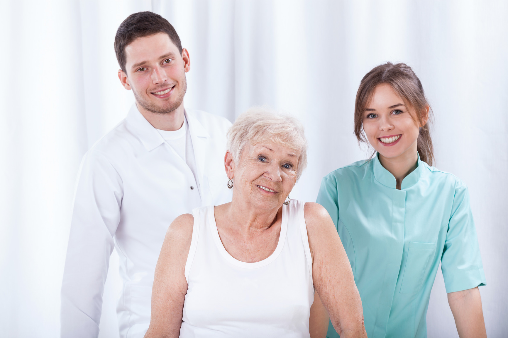 photodune-12198888-geriatric-patient-with-her-physiotherapists-m