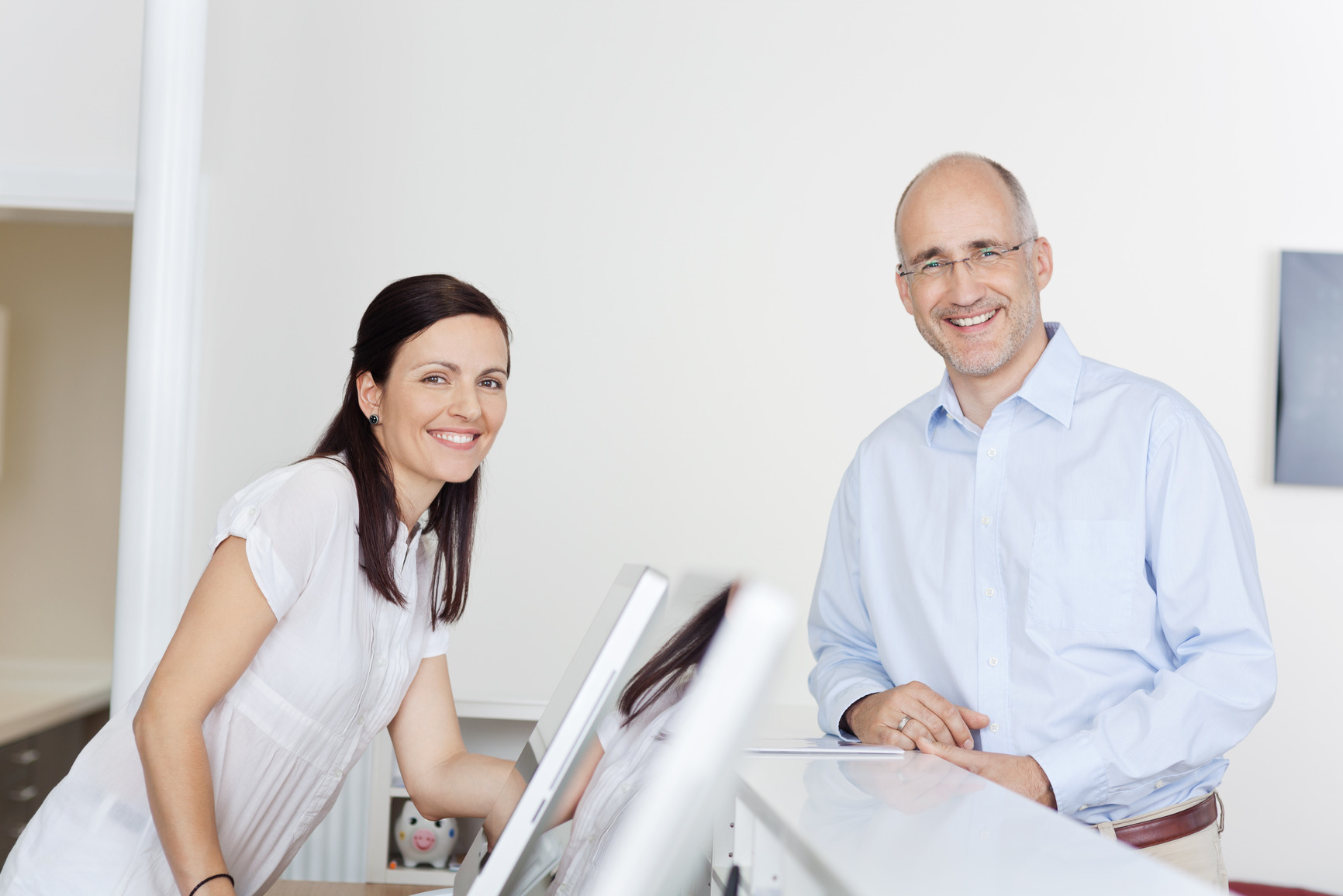 photodune-5083312-happy-patient-and-receptionist-at-reception-in-dentists-clinic-m